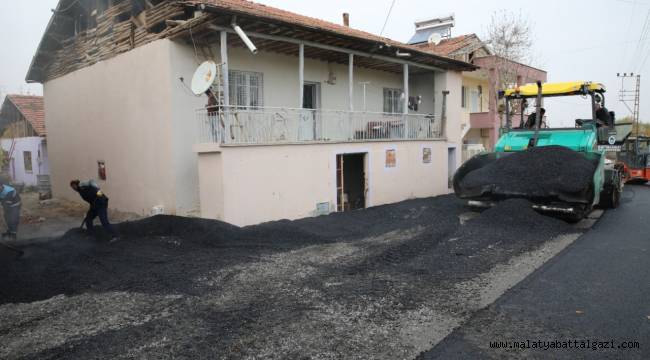 BATTALGAZİ'DEKİ DERE SOKAĞININ SICAK ASFALT SORUNU ÇÖZÜME KAVUŞTU