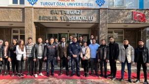 BÜYÜKŞEHİR İTFAİYESİ TARAFINDAN ÜNİVERSİTE ÖĞRENCİLERİNE İTFAİYECİLİK ANLATILDI